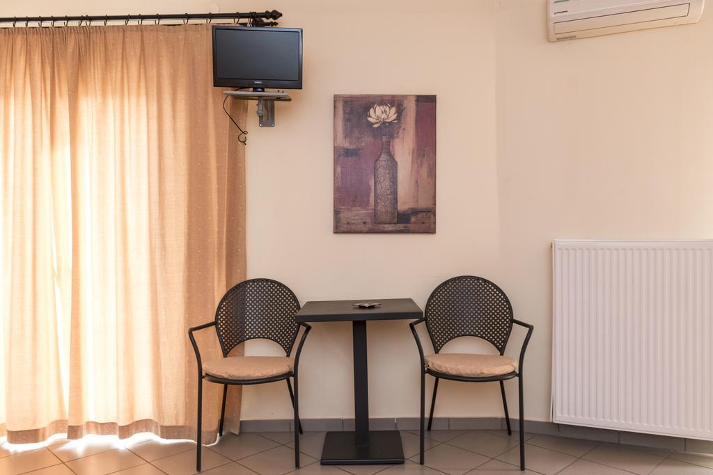 Diana Hotel Makrakómi Buitenkant foto
