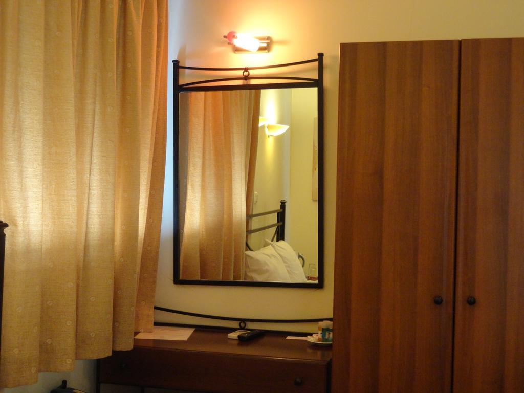 Diana Hotel Makrakómi Buitenkant foto