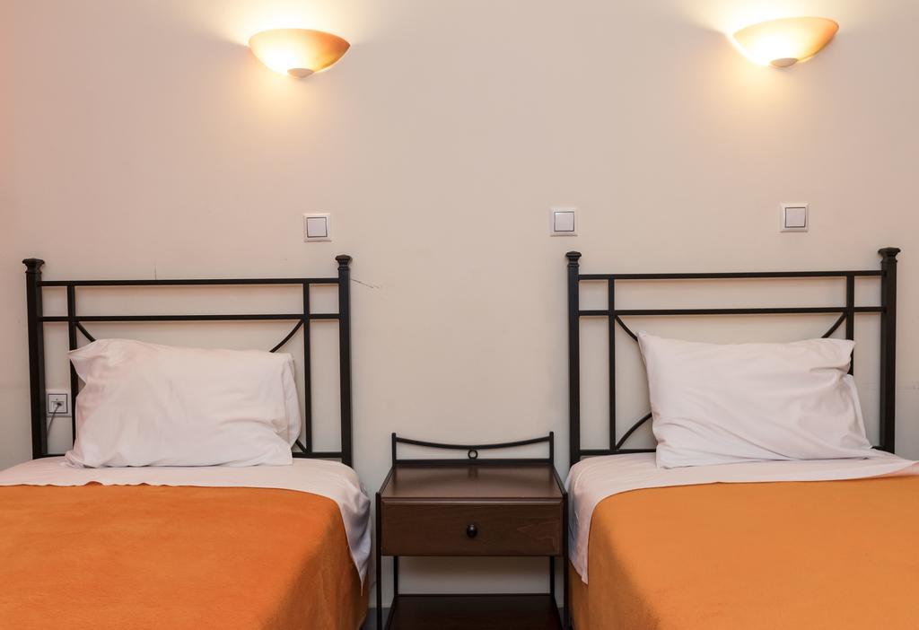 Diana Hotel Makrakómi Buitenkant foto